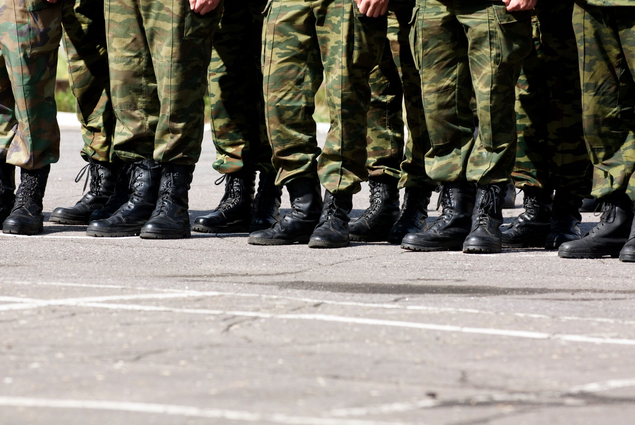 Militares em formação usando fardamento camuflado, representando aspirantes do CPOR/NPOR com direito ao 13º salário proporcional