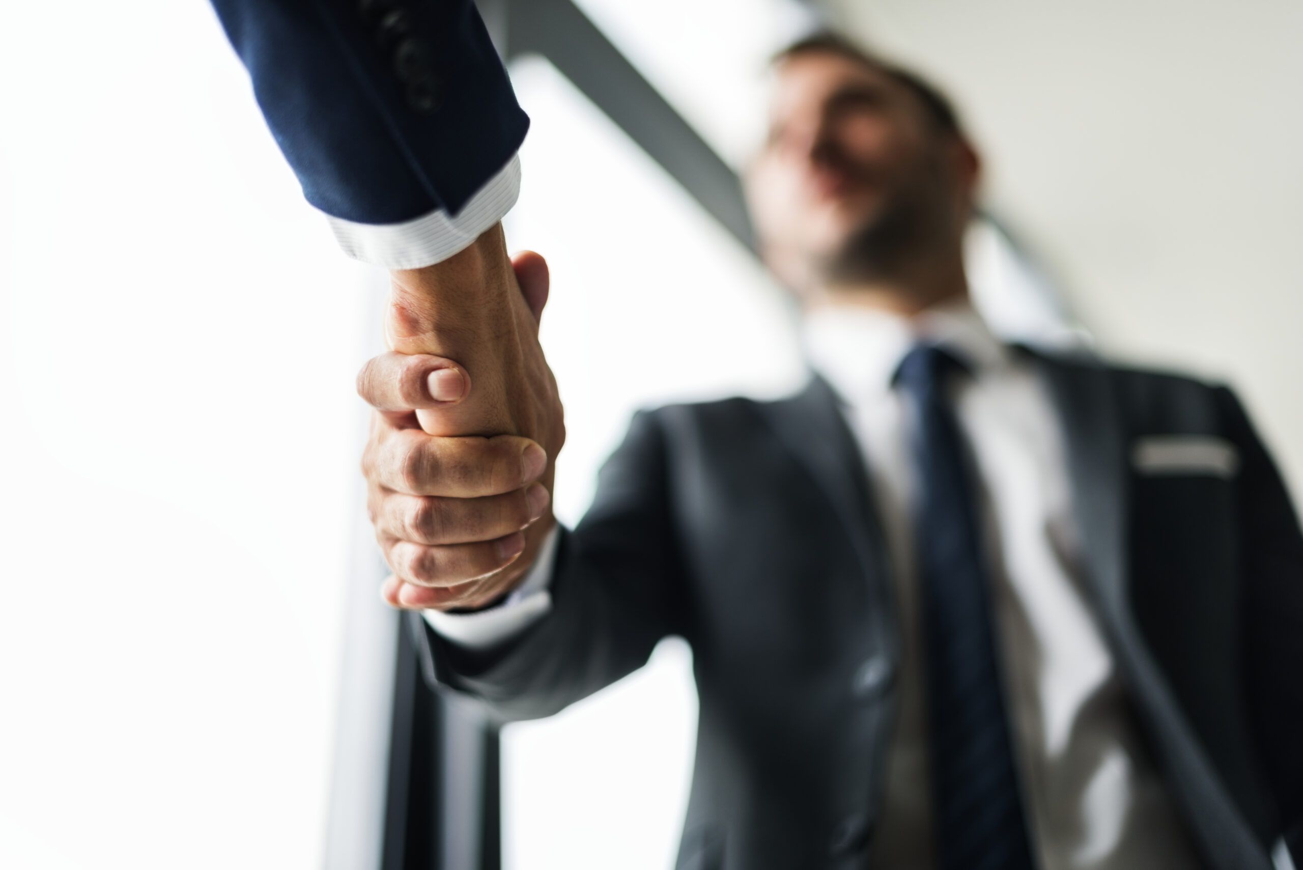 Empresário regularizando dívidas federais com apoio jurídico por meio da transação tributária de pequeno valor da PGFN.